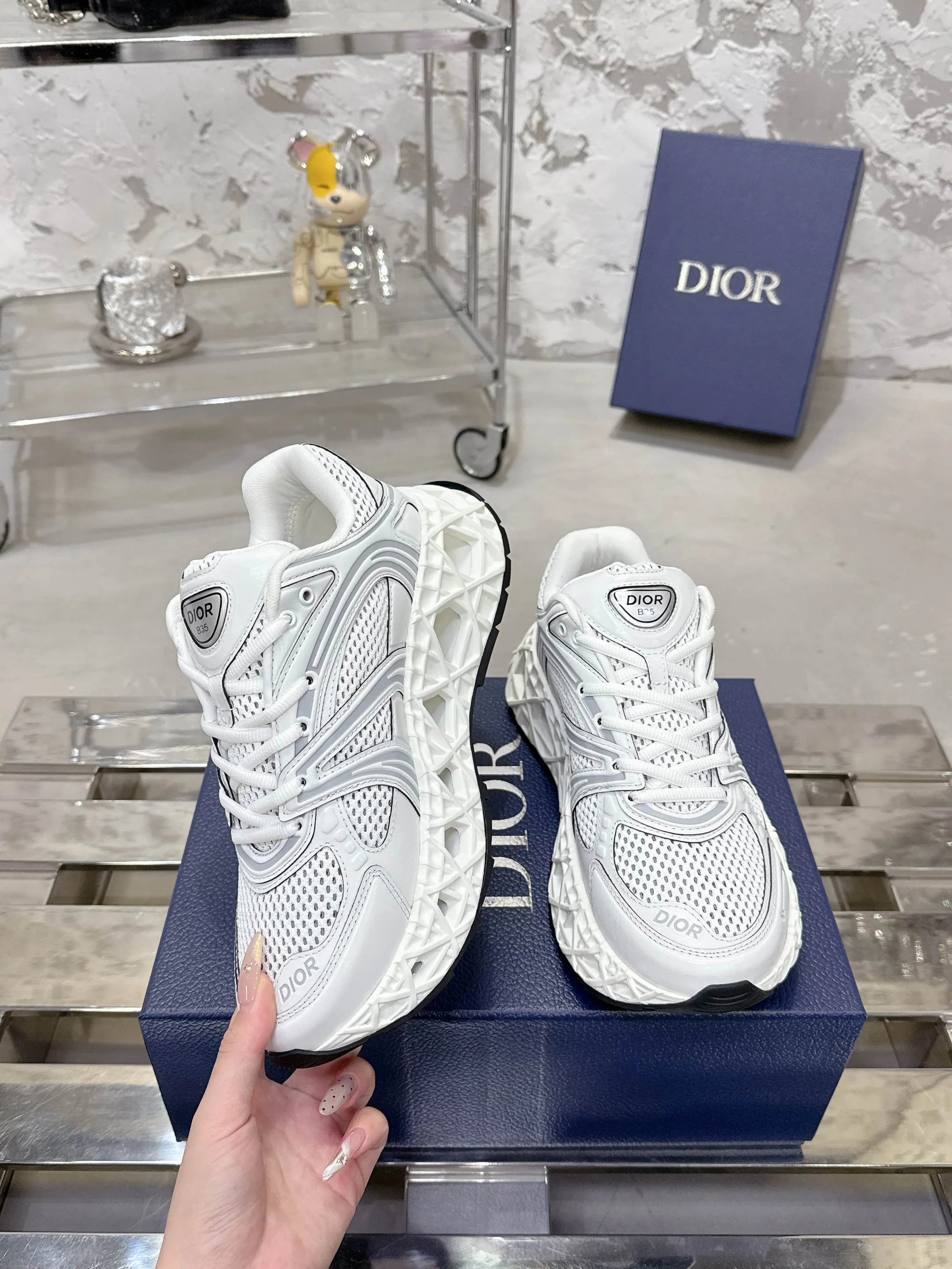 Factory price 780💰 Top version! ! ! Dior (B35) DIOR spring and summer men's wear show, the show was held at the Valle de Grasse School in Paris. Kim Jones drew inspiration from the works of South African artist Hylton Nel. The details of the shoes, clog soles and tribal elements, cleverly blended luxury craftsmanship and practicality, with fresh childishness and bright temperament, creating a new season hot spot. Dior KAWA Dior co-branded casual sports shoes reinterpret running shoes with Dior's high-end style. B35 is made of fine-textured leather and mesh fabric materials. It can be worn in all seasons, is comfortable and breathable, and has multiple lines on the shoe body to outline details. It has a full retro three-dimensional feel and can create a casual look all year round! Fabric: Cowhide/customized cloth material Lining: Imported breathable mesh Outsole: Original molded outsole Size: 39-46 (customized at 45.46)